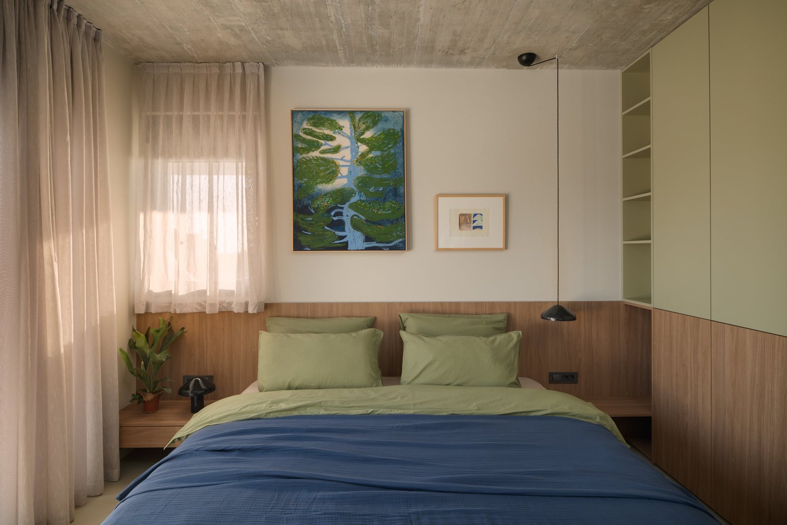 Arc House: bedroom with green and blue bedding