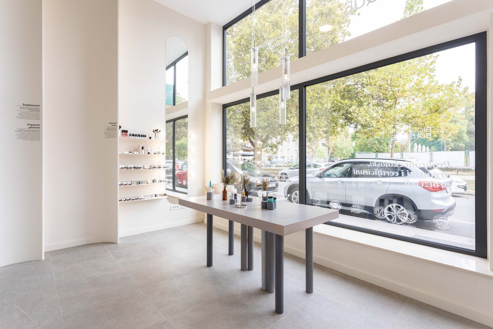 Bio Boutique: long table in front of large shop windows